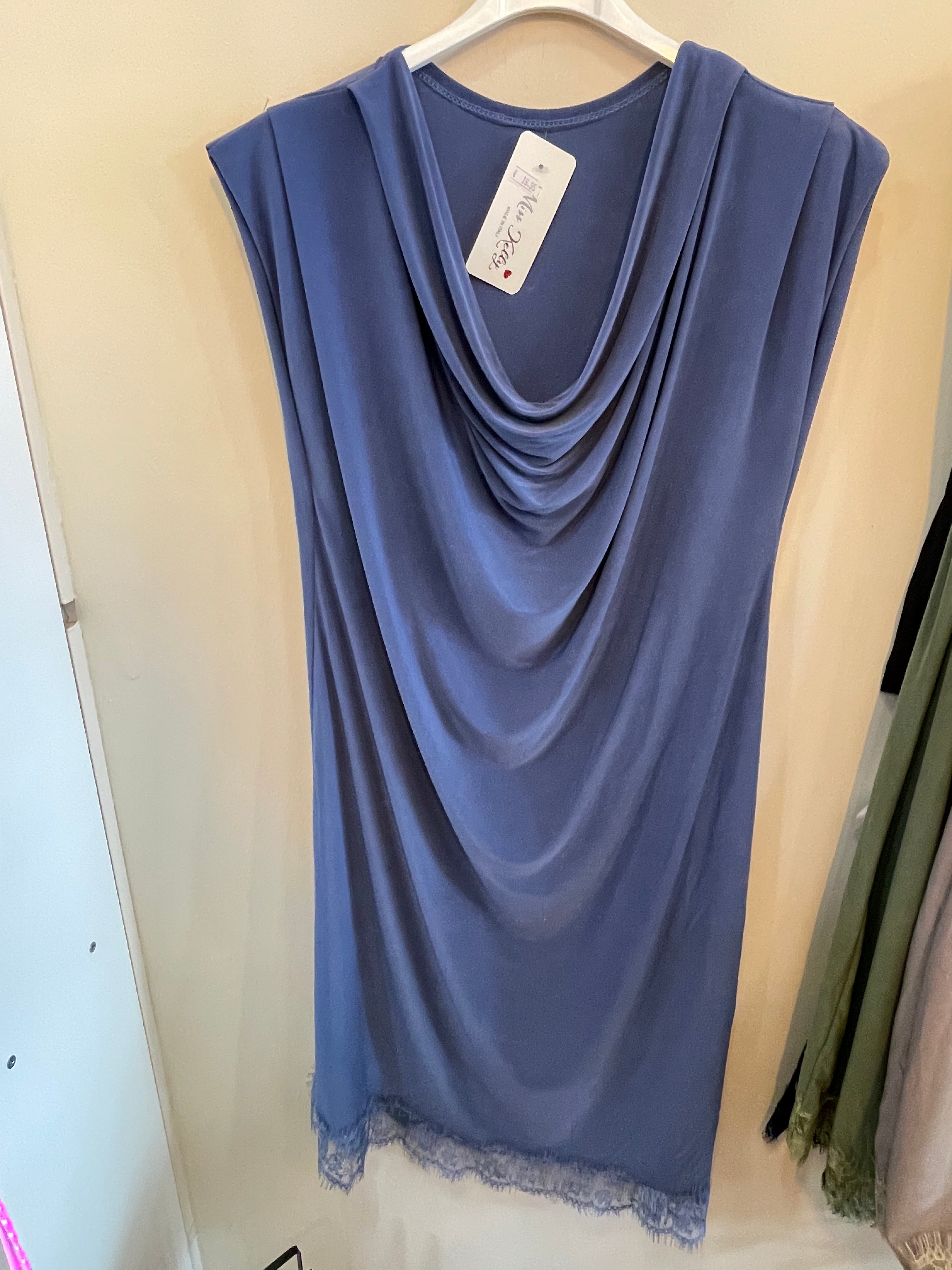 Vestido Fluido con Escote Drapado y Encaje