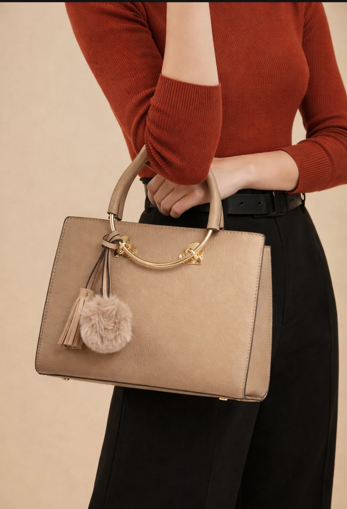 Bolso elegante con pompon y detalles dorada,