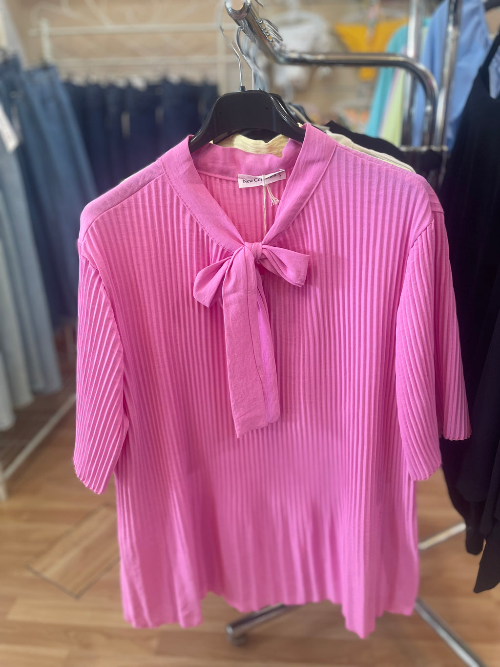 Blusa Ligera con Lazo en el Cuello Elegante y Sofisticada