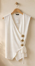 Blusa Cruzada con Broches Decorativos