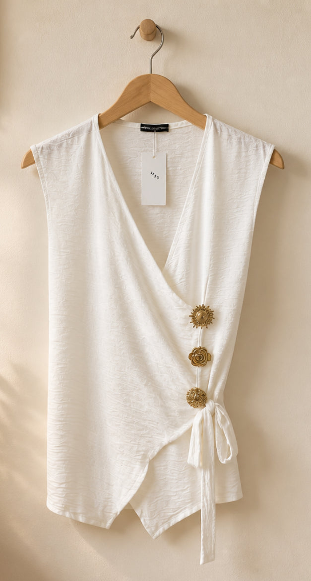 Blusa Cruzada con Broches Decorativos