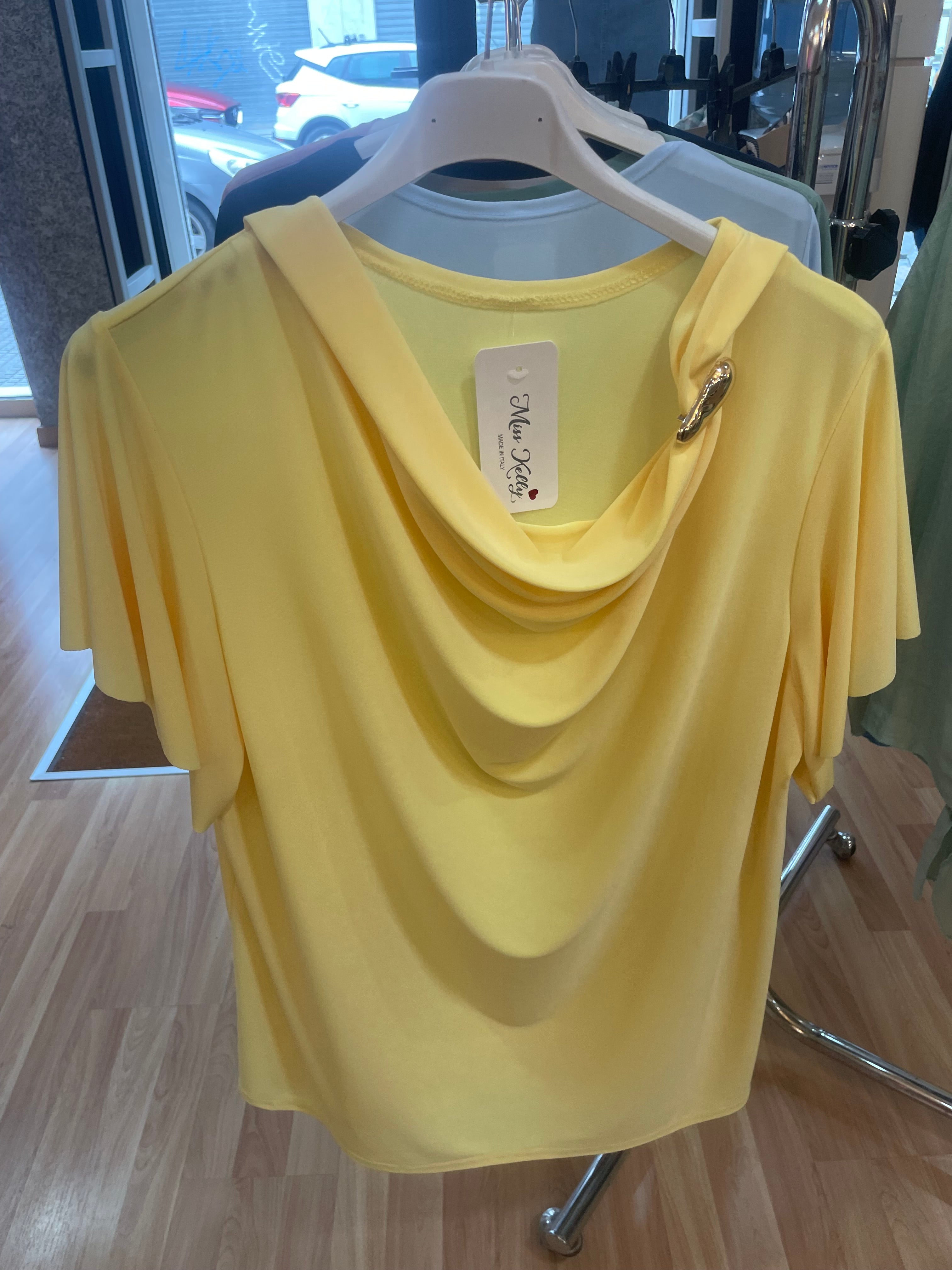 Camiseta elegante con brocha.