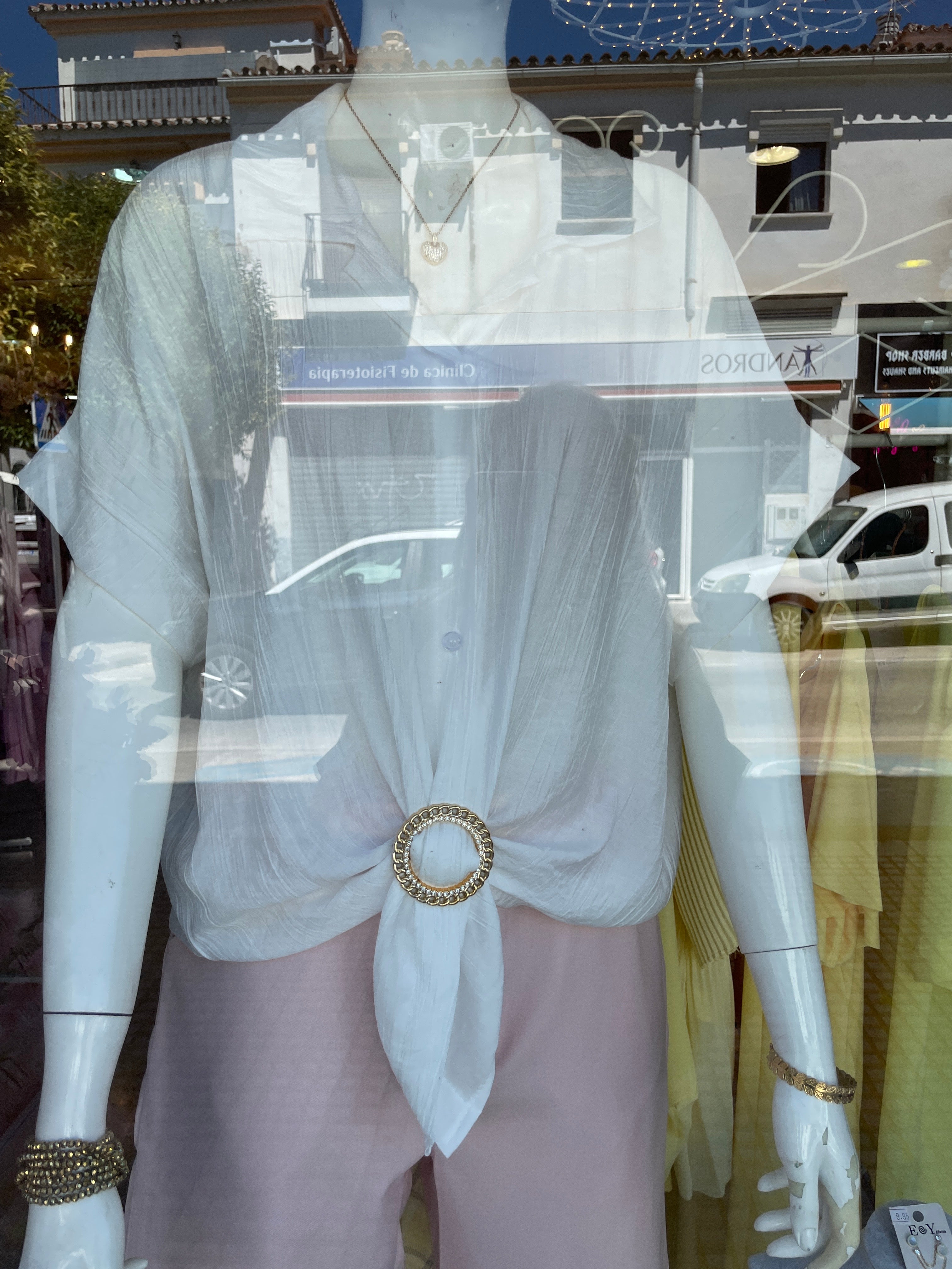 Blusa con Detalle de Hebilla Ajustable