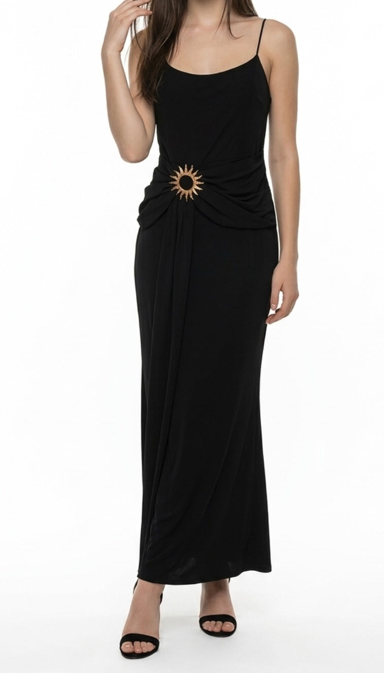 Vestido Largo Elegante con Drapeado y Detalle