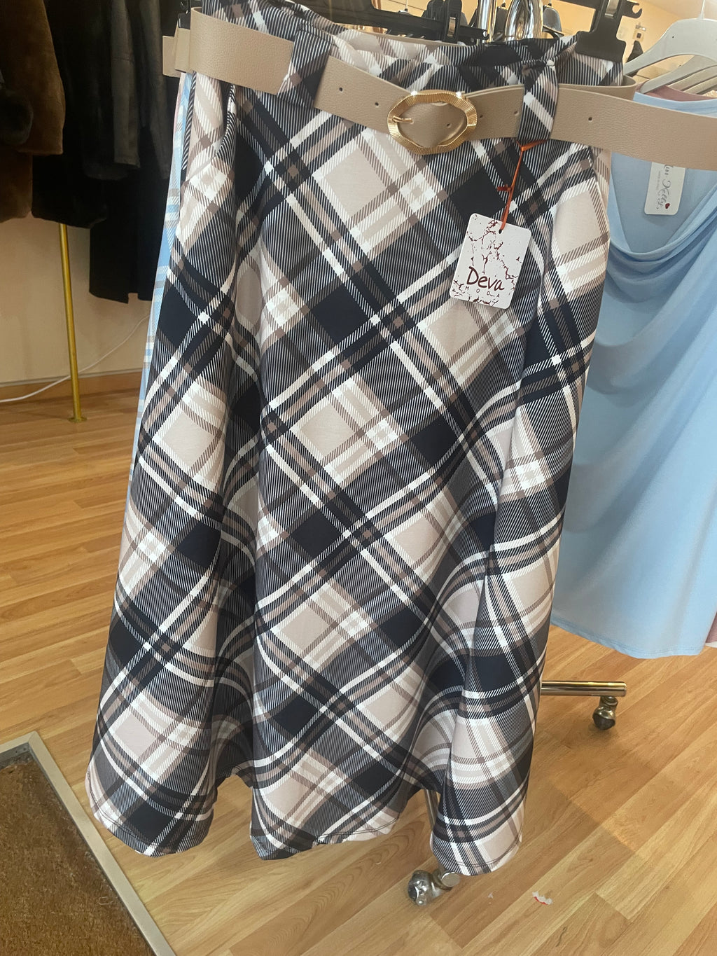 Falda elegante, cintura elastica con cinturón