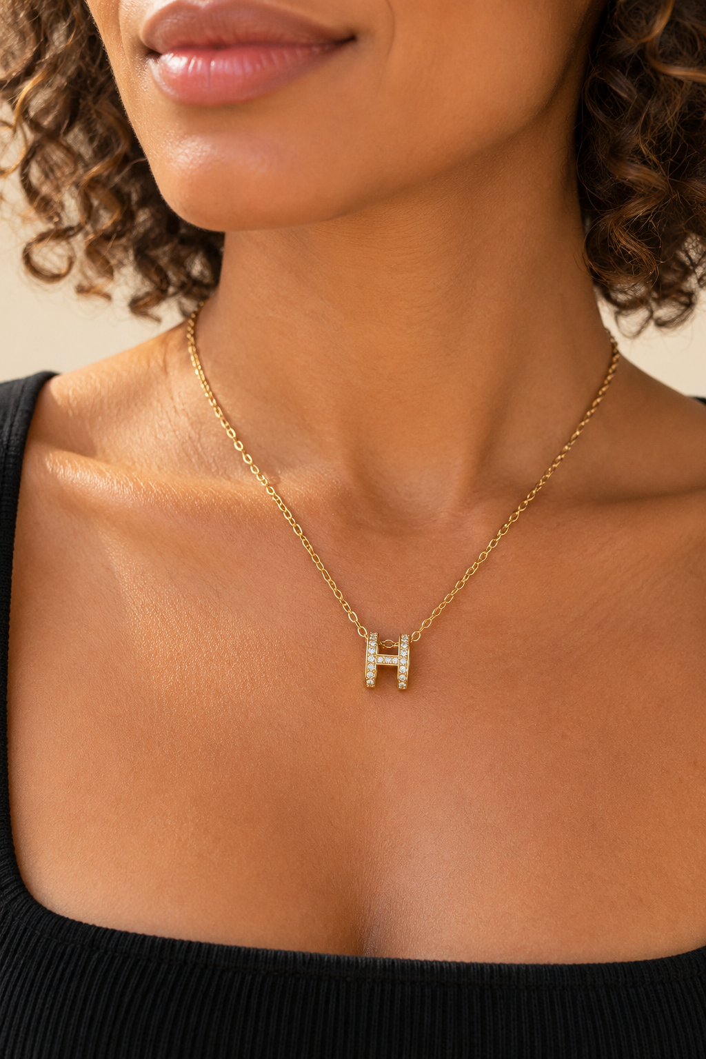 Collar Dorado con Letra H y Brillantes – Acero