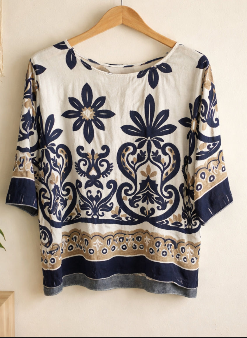 Blusa Fluida con Estampado Boho – Elegante y Original