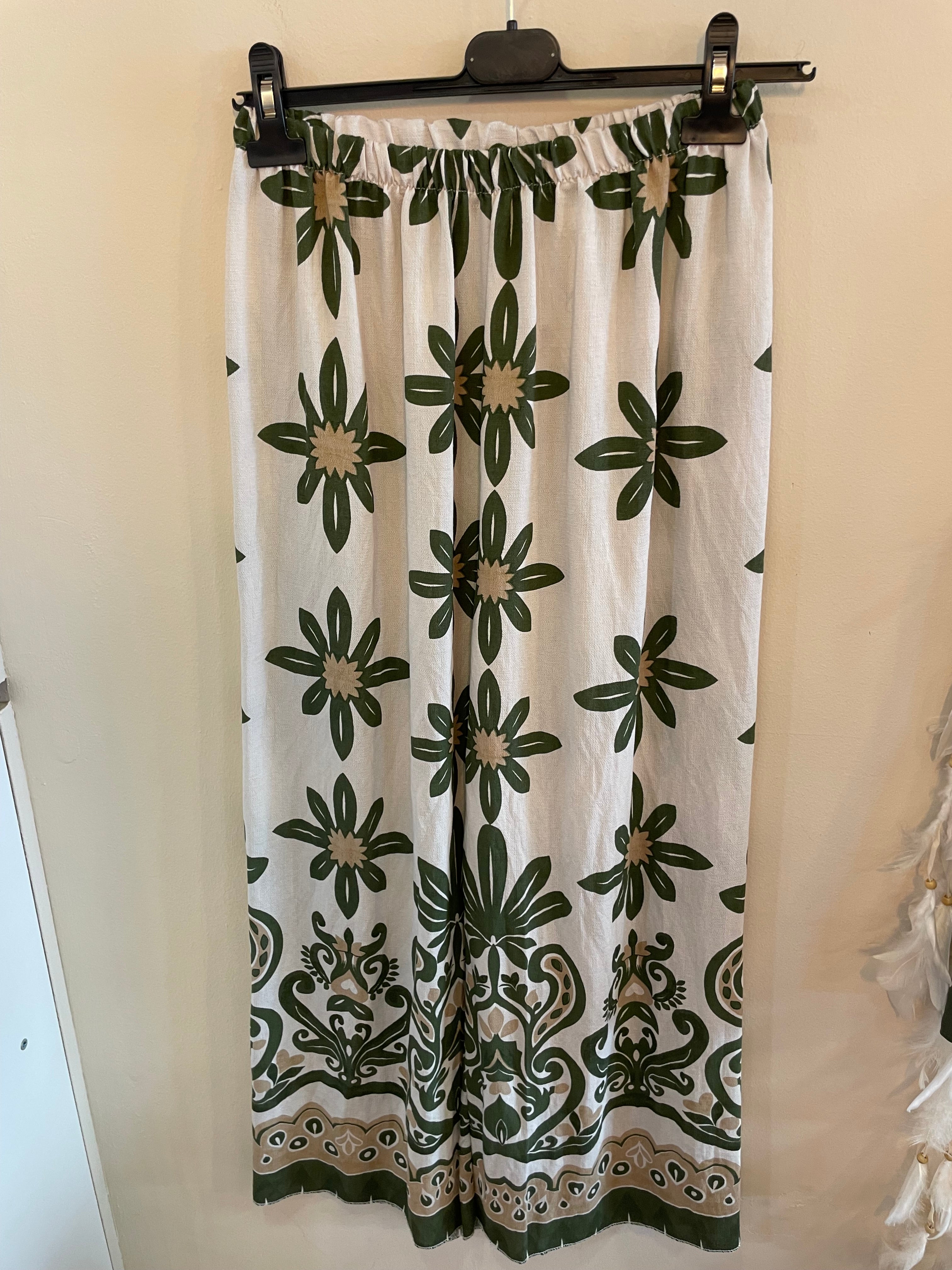 Pantalón Fluido con Estampado Floral – Estilo Boho Chic