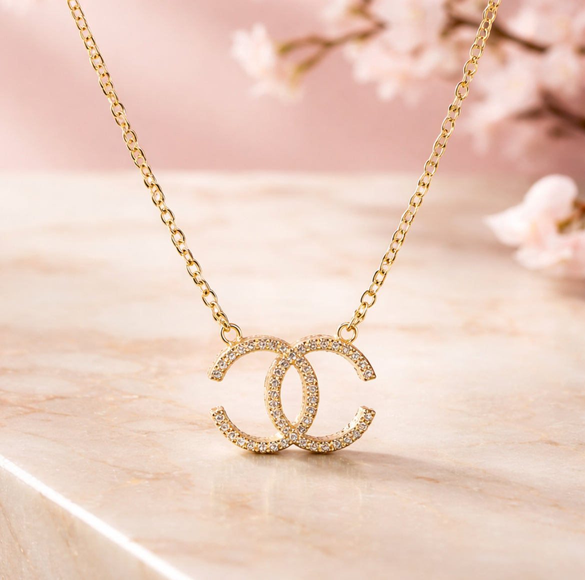 Collar color oro con elegante colgante de doble aro entrelazado con brillantes