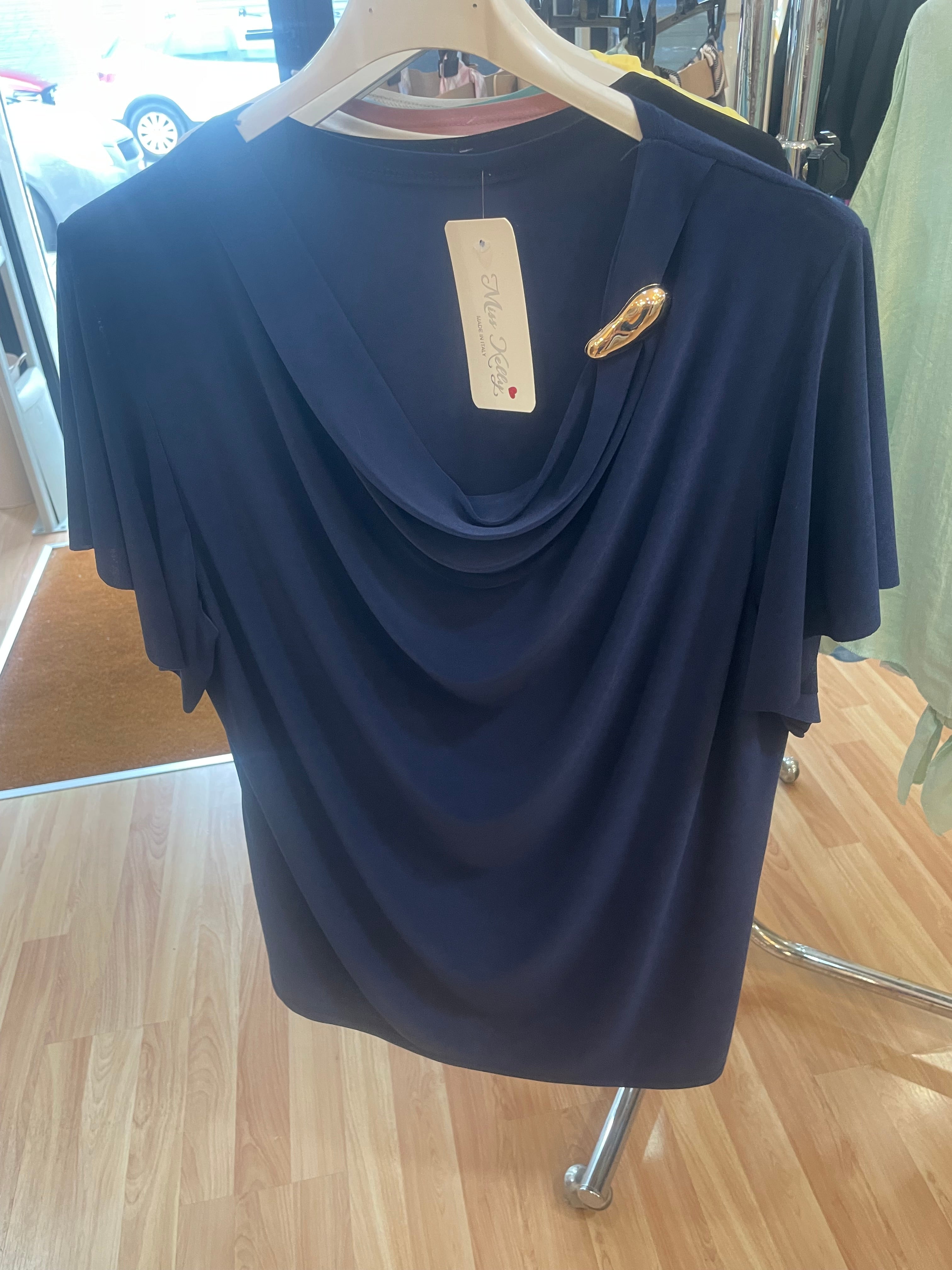 Camiseta elegante con brocha.