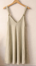 Vestido Fluido de Tirantes con Detalles Dorados – Elegante y Minimalista