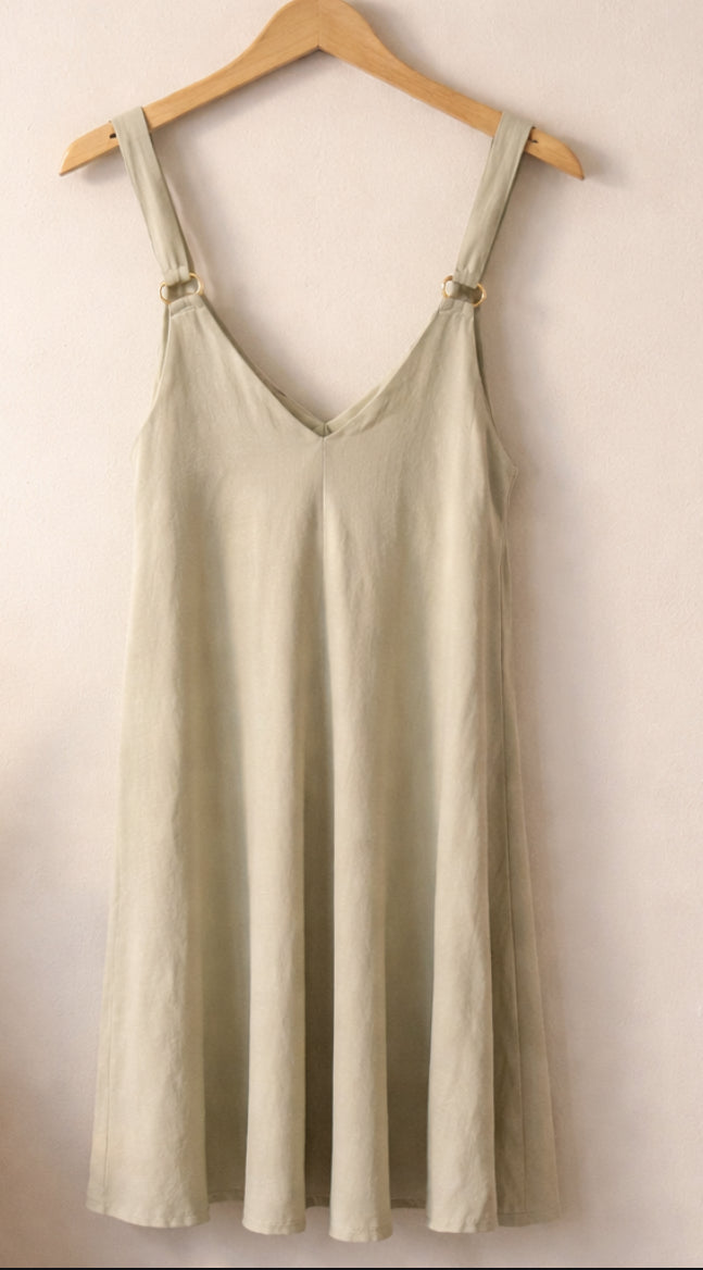 Vestido Fluido de Tirantes con Detalles Dorados – Elegante y Minimalista