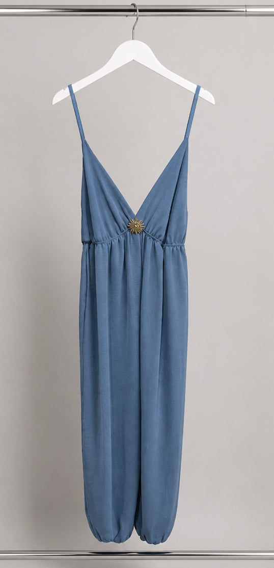 Mono Largo con Escote en Pico y Broche Decorativo