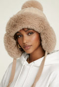 gorra con pompon y pelo