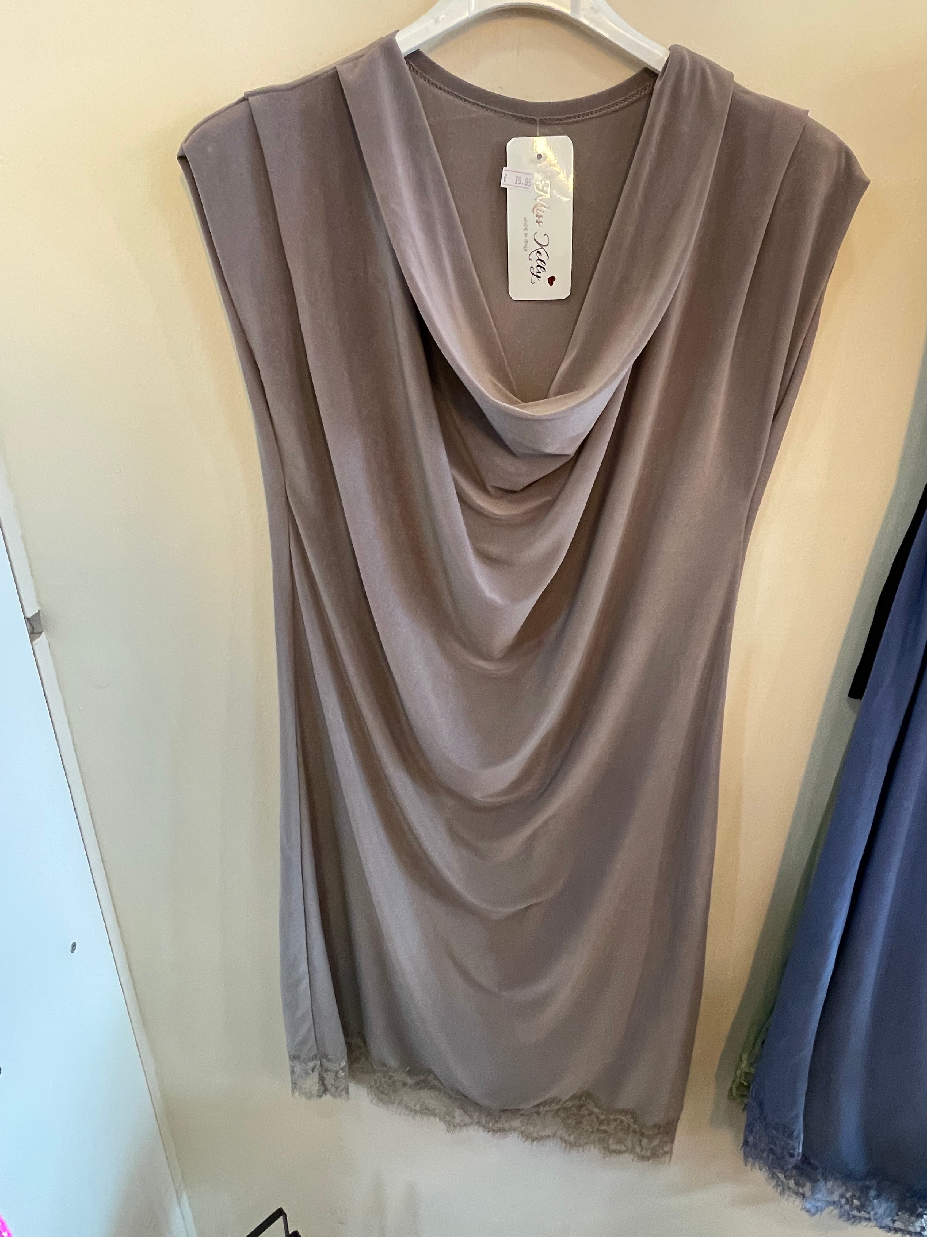 Vestido Fluido con Escote Drapado y Encaje