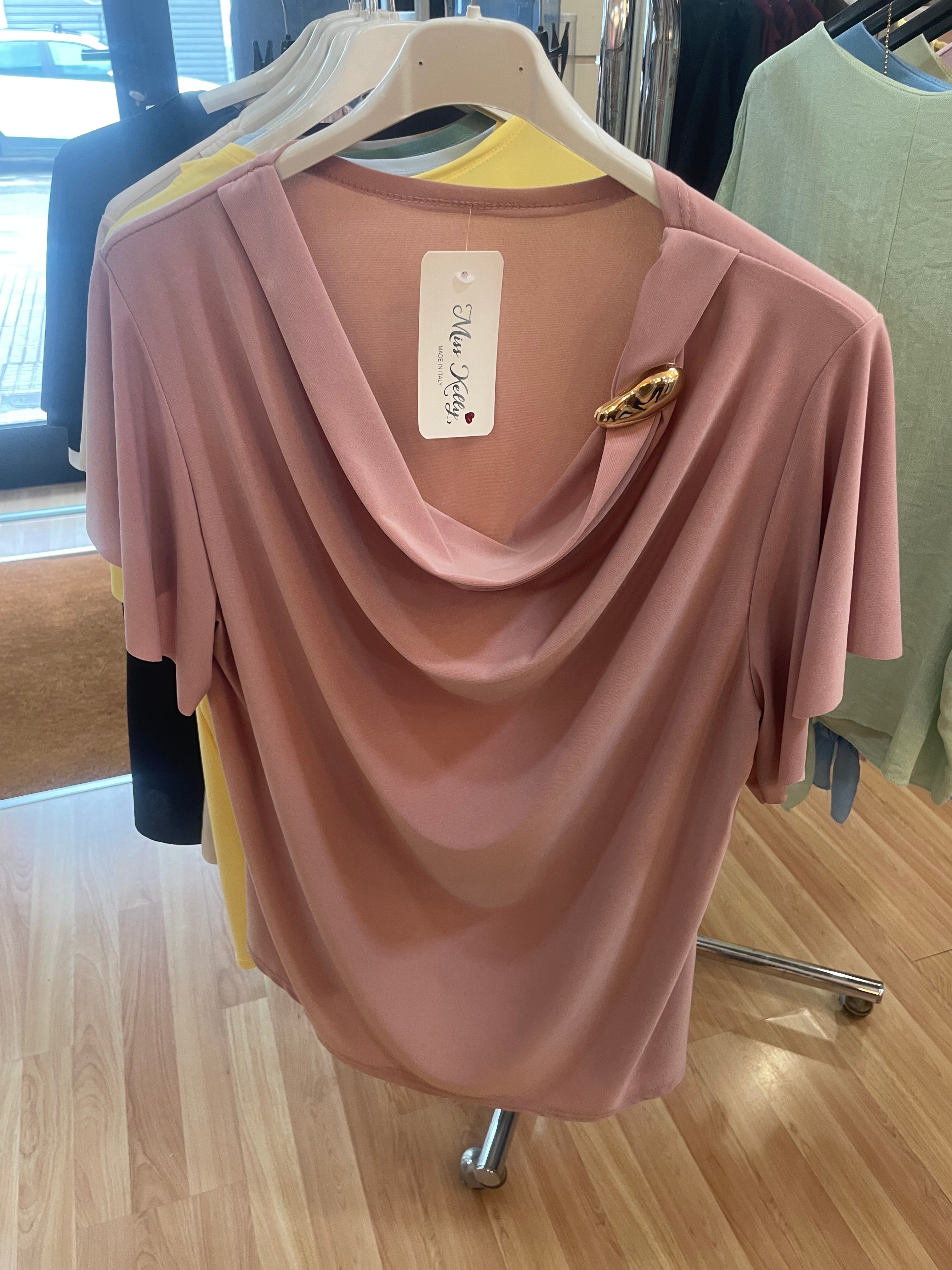 Camiseta elegante con brocha.