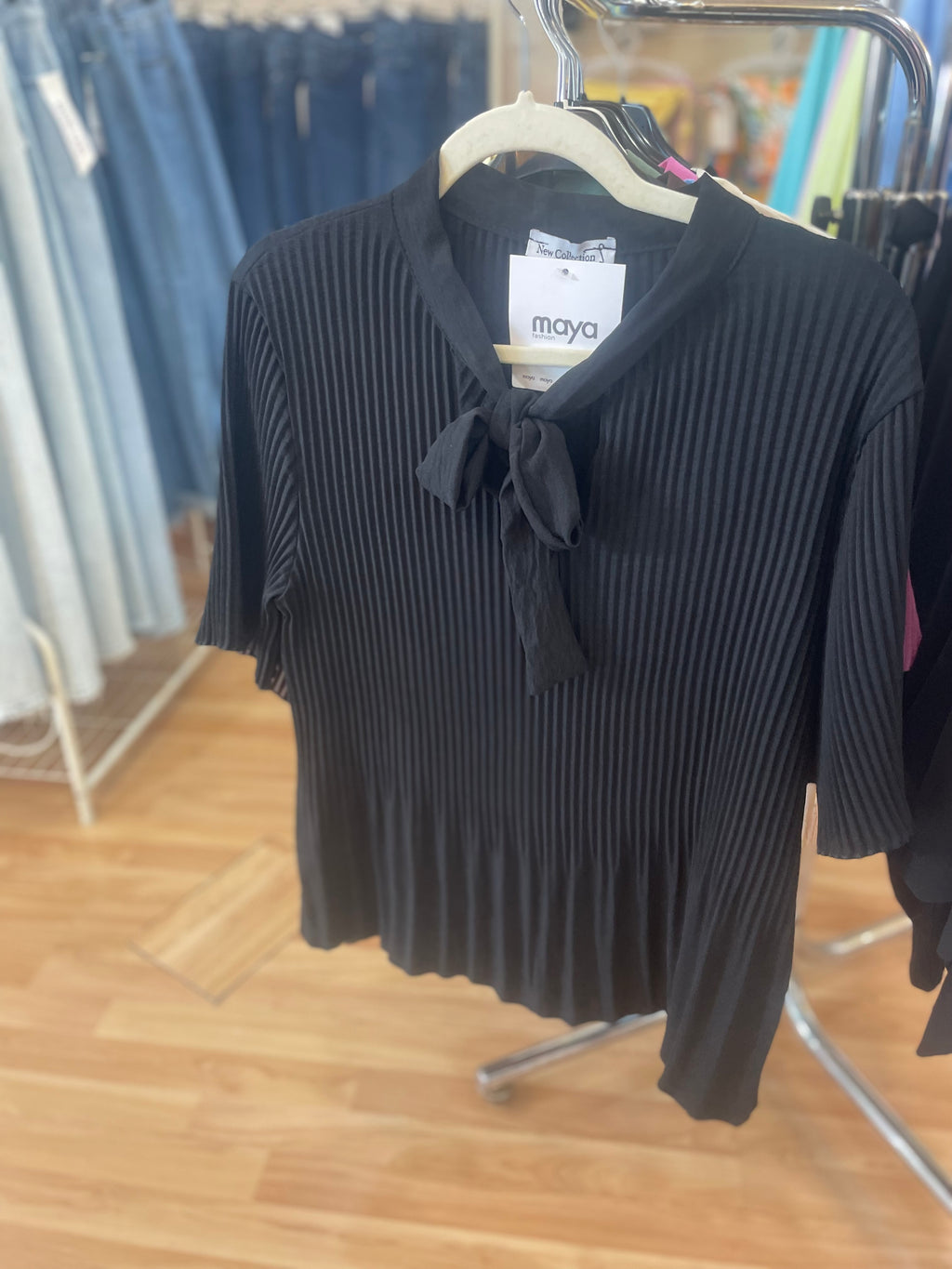 Blusa Ligera con Lazo en el Cuello Elegante y Sofisticada