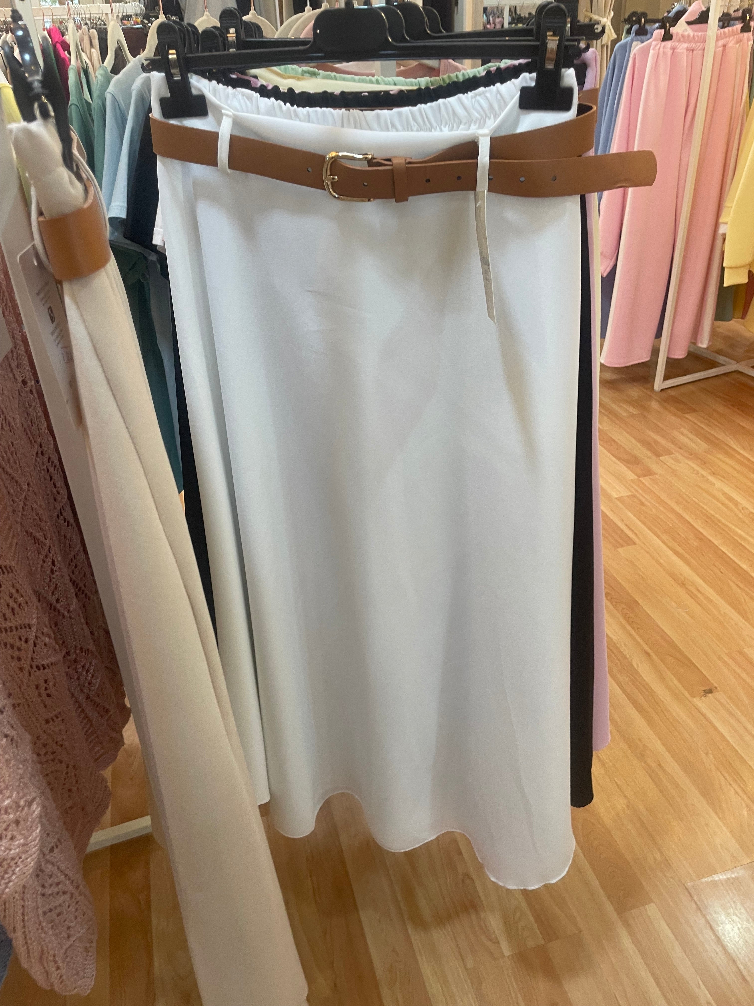 Falda lisa con cinturón