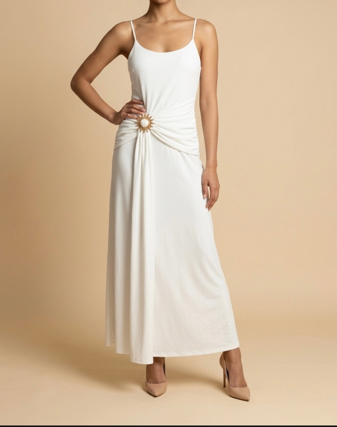 Vestido Largo Elegante con Drapeado y Detalle
