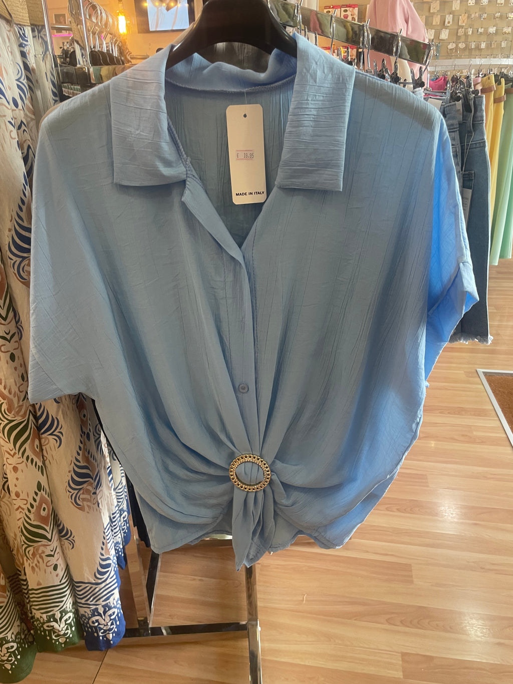 Blusa con Detalle de Hebilla Ajustable