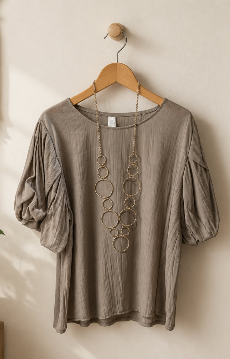 Blusa con Mangas Abullonadas + Collar Incluido
