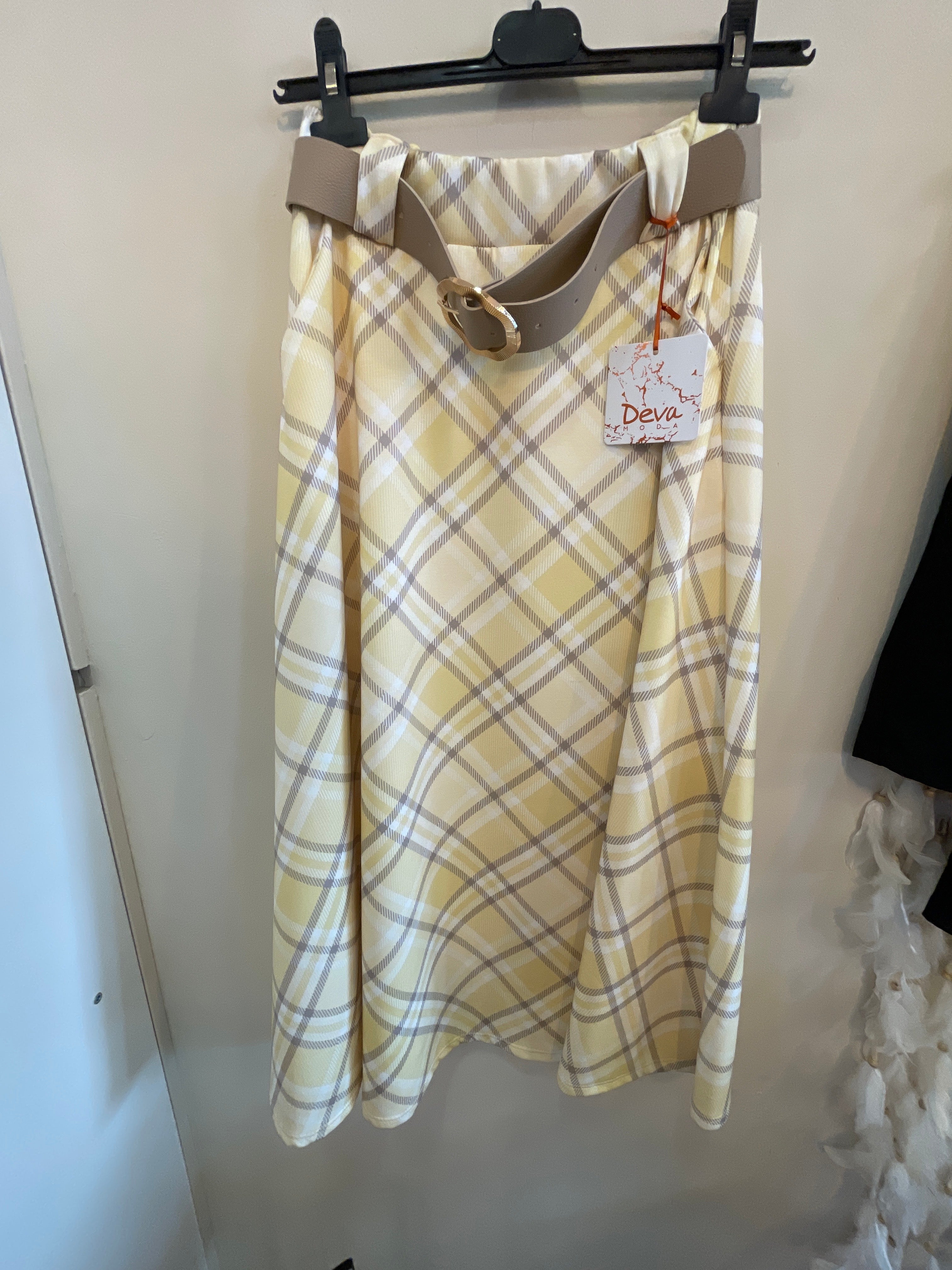 Falda elegante, cintura elastica con cinturón.