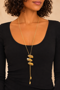 Collar Largo Dorado con Colgantes Geométricos – Acero