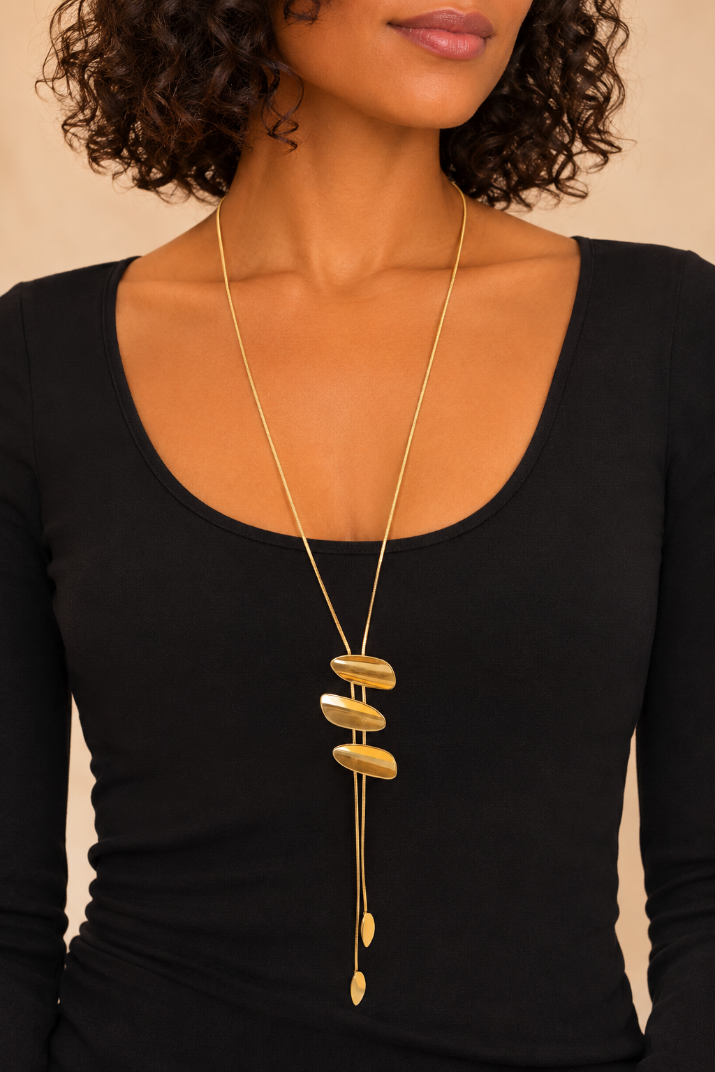 Collar Largo Dorado con Colgantes Geométricos – Acero