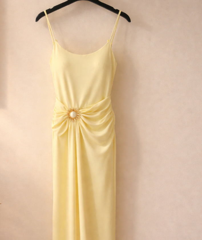 Vestido Largo Elegante con Drapeado y Detalle