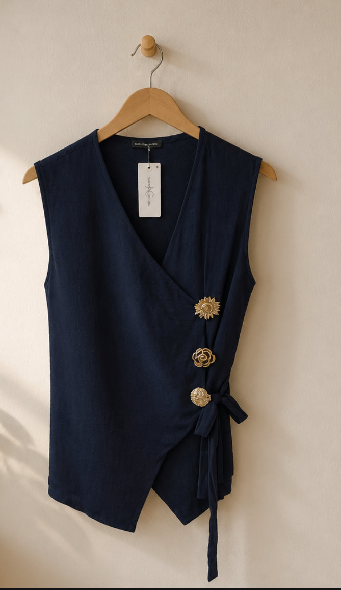 Blusa Cruzada con Broches Decorativos