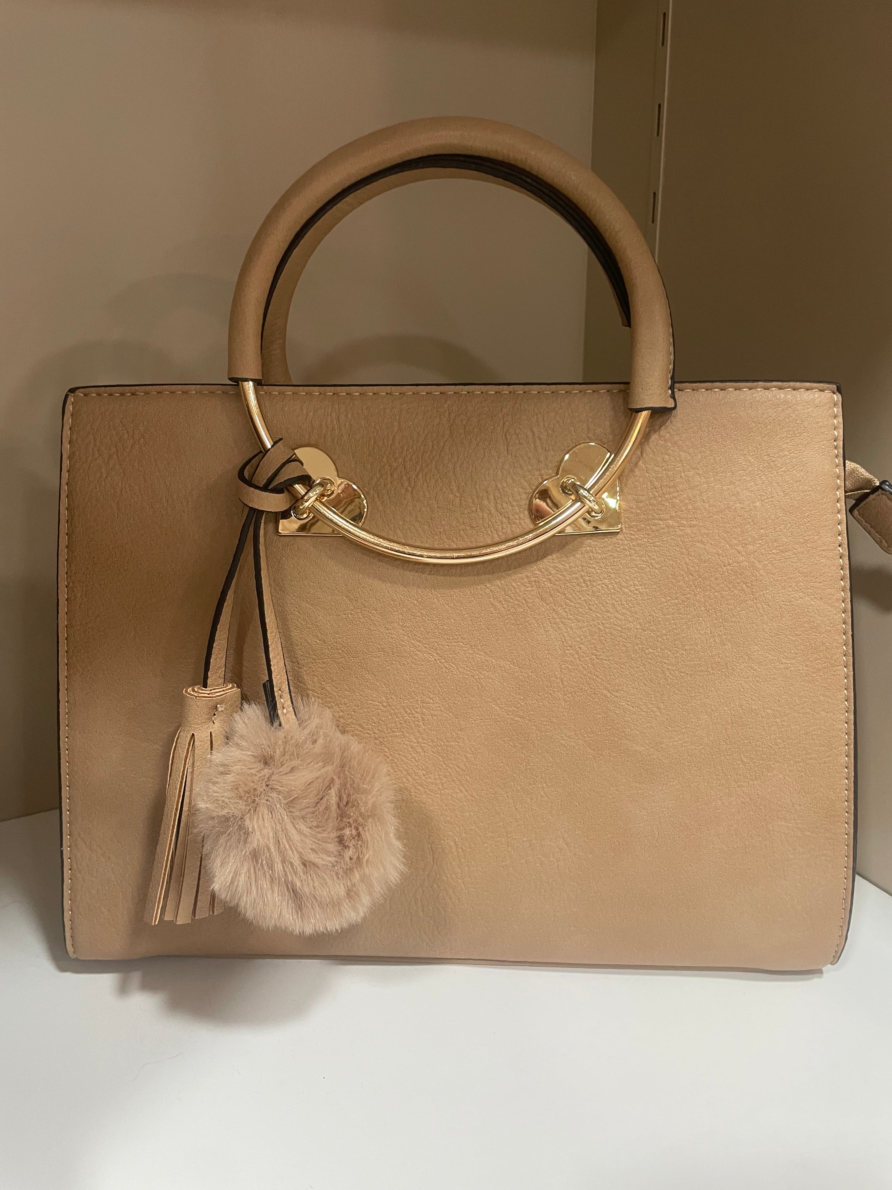 Bolso elegante beige con pompon y detalles dorada