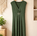 Vestido con detalle decorativo dorado