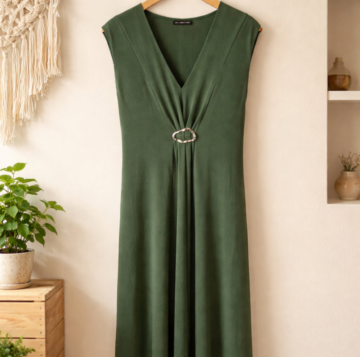 Vestido con detalle decorativo dorado
