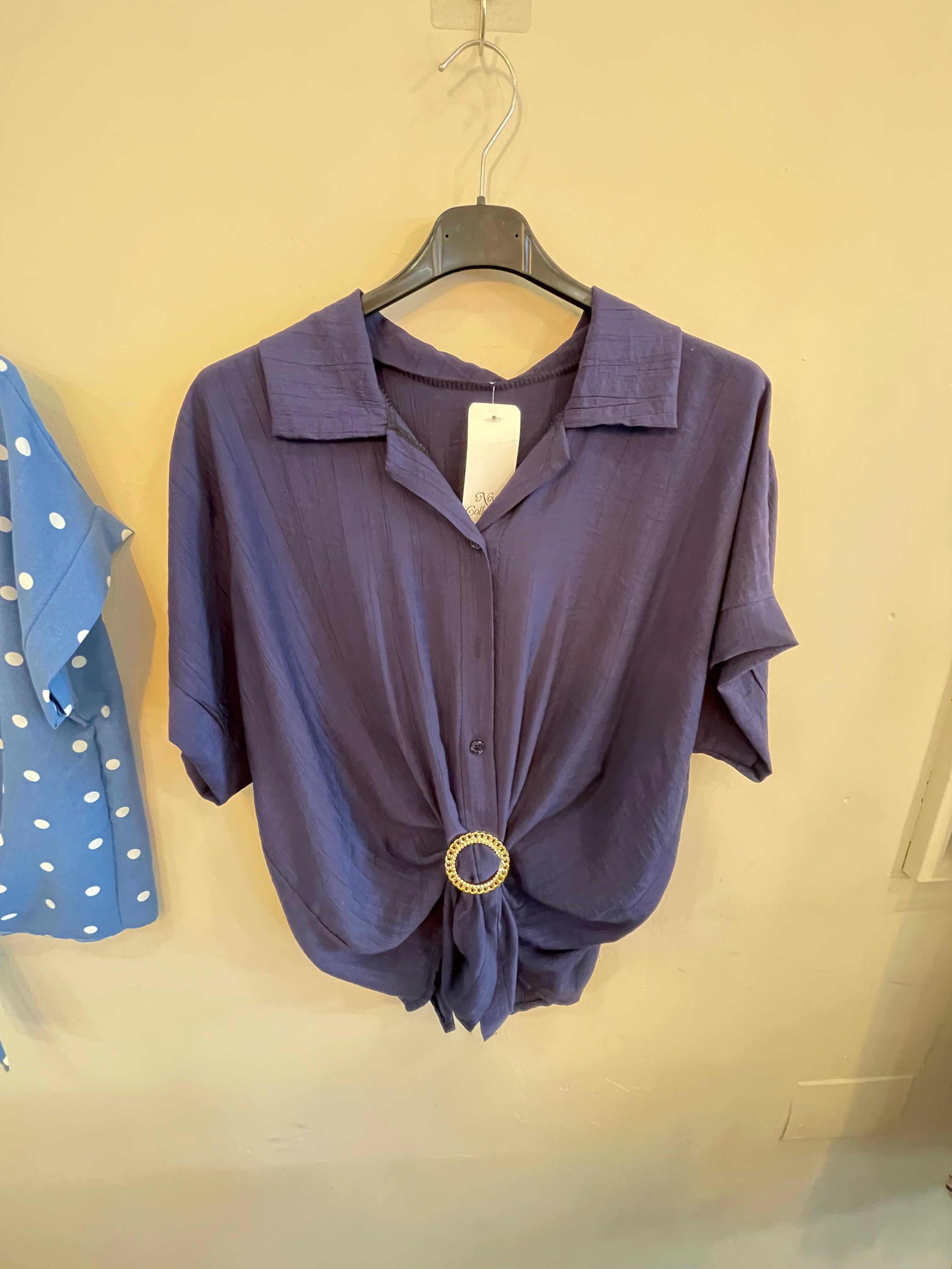 Blusa con Detalle de Hebilla Ajustable
