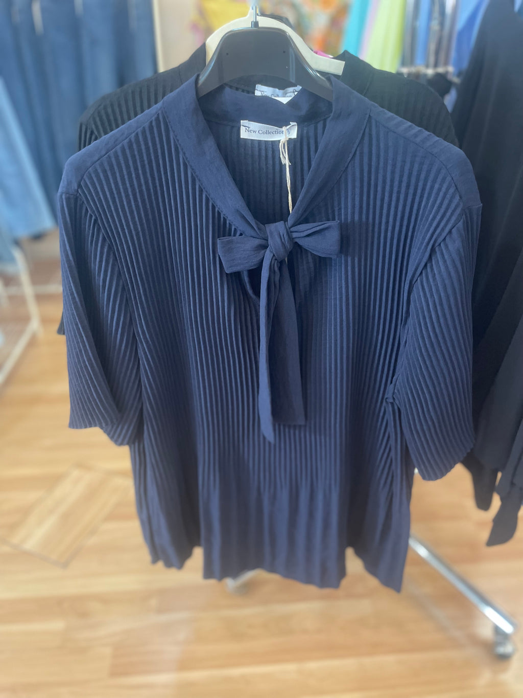 Blusa Ligera con Lazo en el Cuello Elegante y Sofisticada