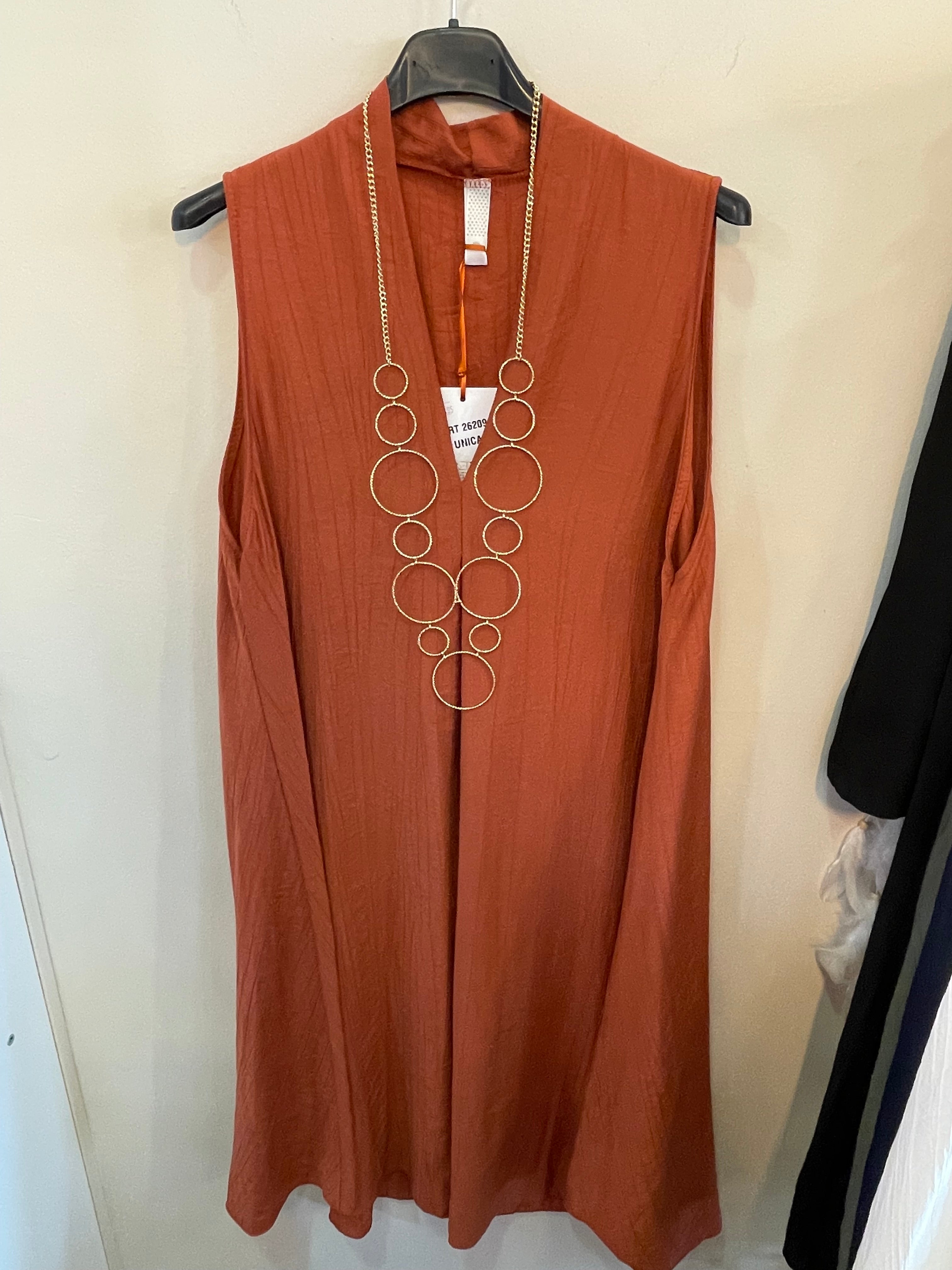Vestido Fluido sin Mangas con Collar Incluido – Elegancia Minimalista