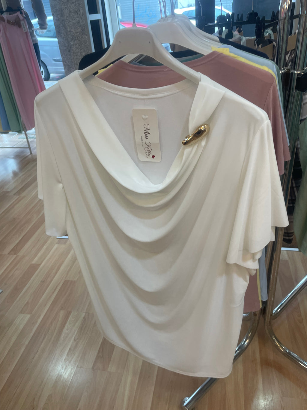 Camiseta elegante con brocha.