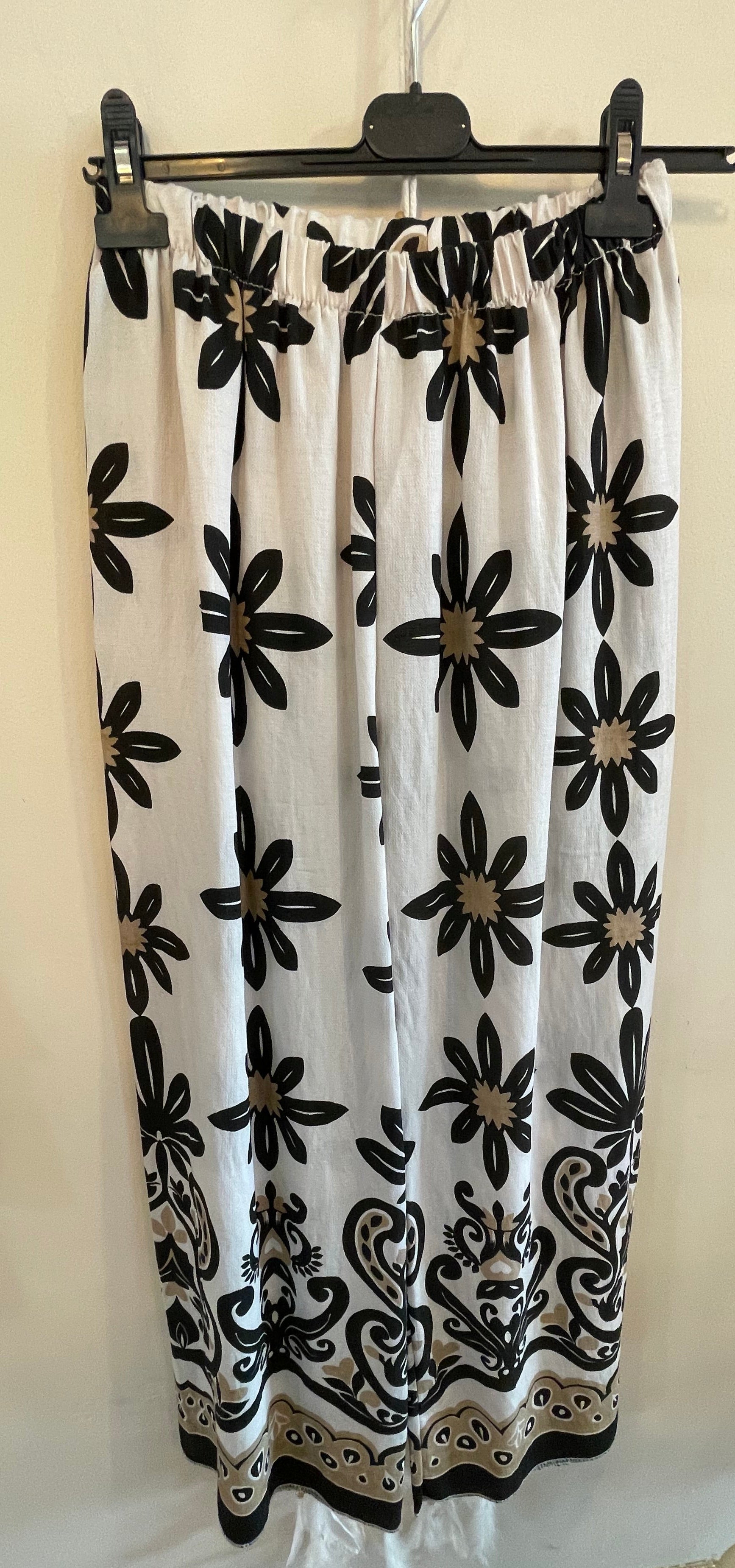 Pantalón Fluido con Estampado Floral – Estilo Boho Chic