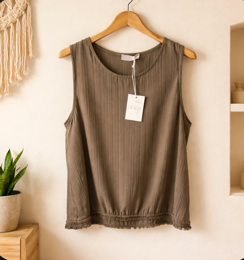 Top Fluido sin Mangas con Detalle Deshilachado, estilo boho.