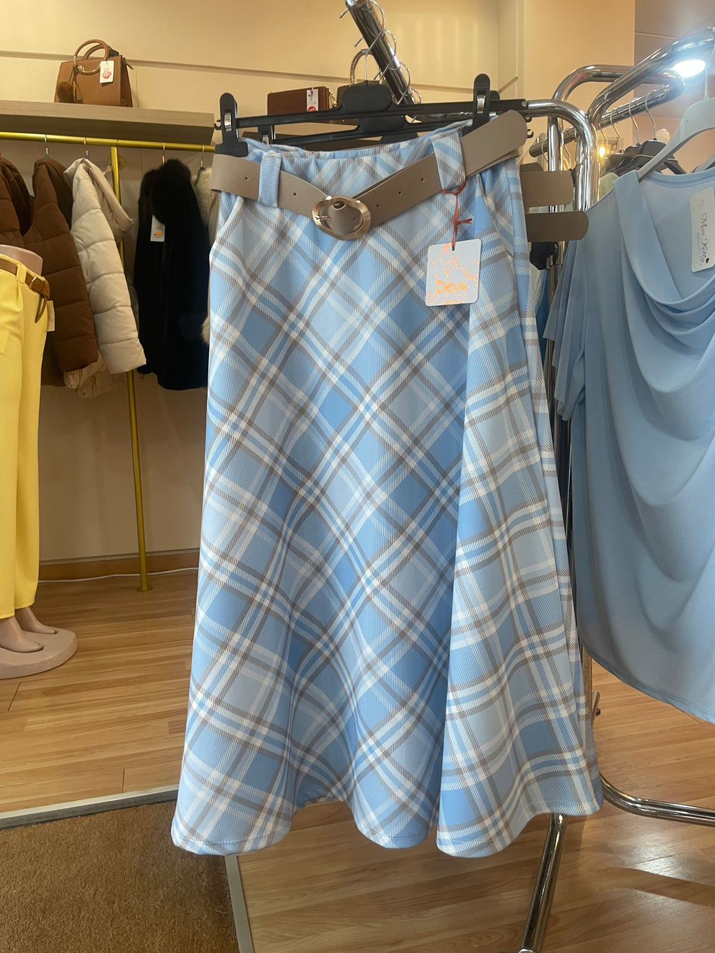 Falda elegante ,cintura elástica con cinturón.