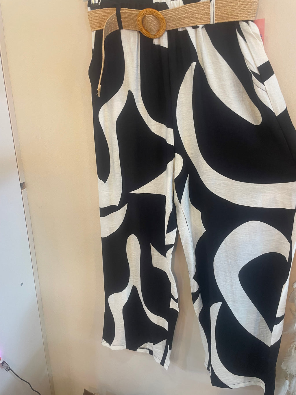 Pantalón Fluido con Estampado Abstracto – Estilo Elegante