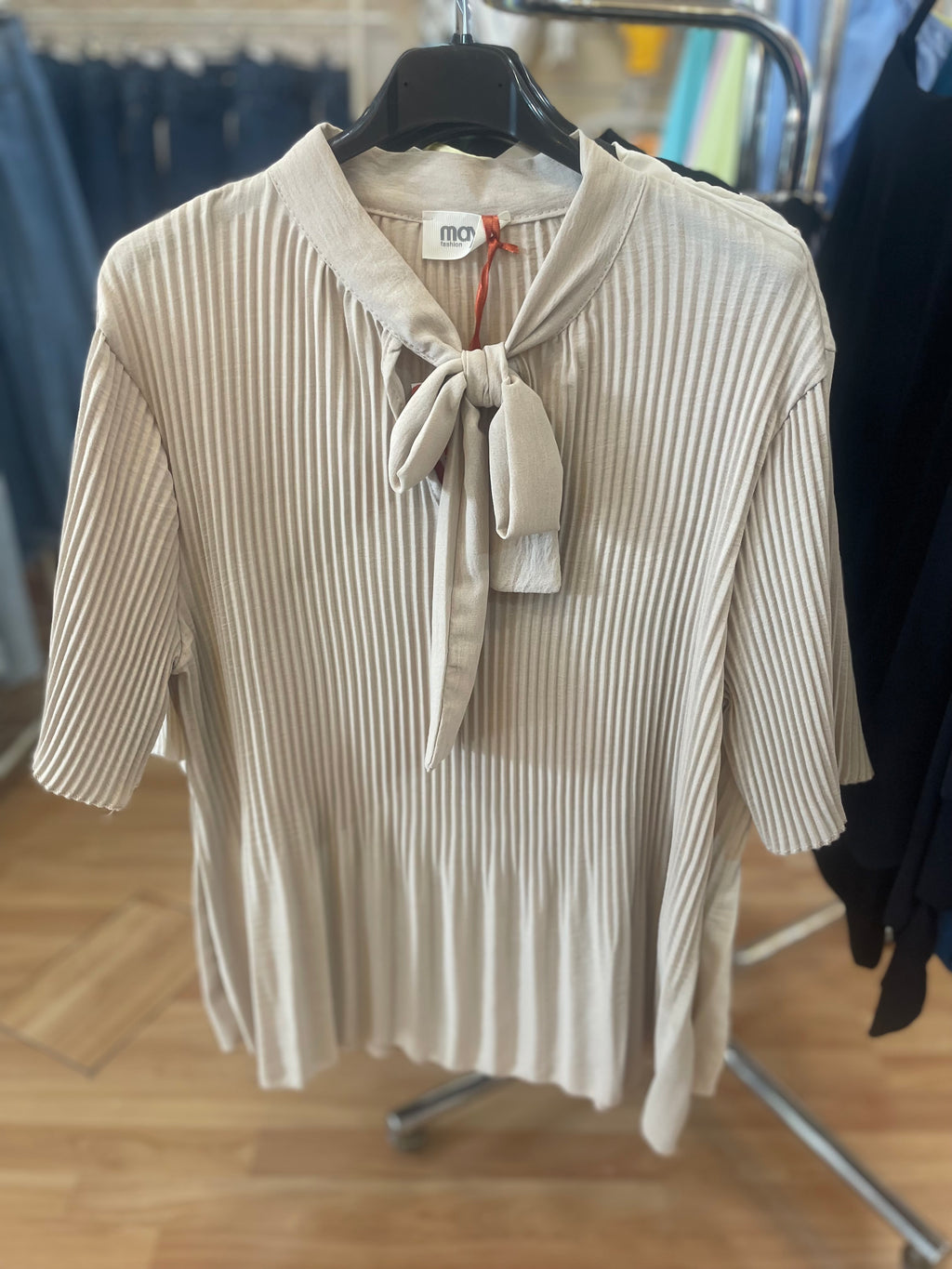 Blusa Ligera con Lazo en el Cuello Elegante y Sofisticada