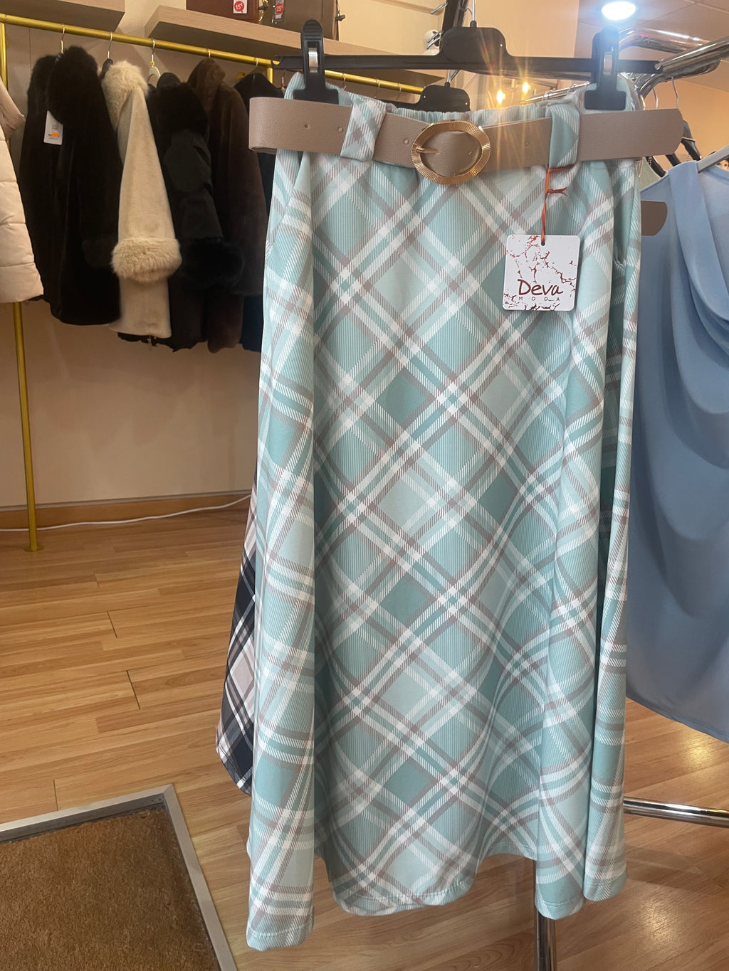 Falda elegante, cintura elastica,con cinturón.