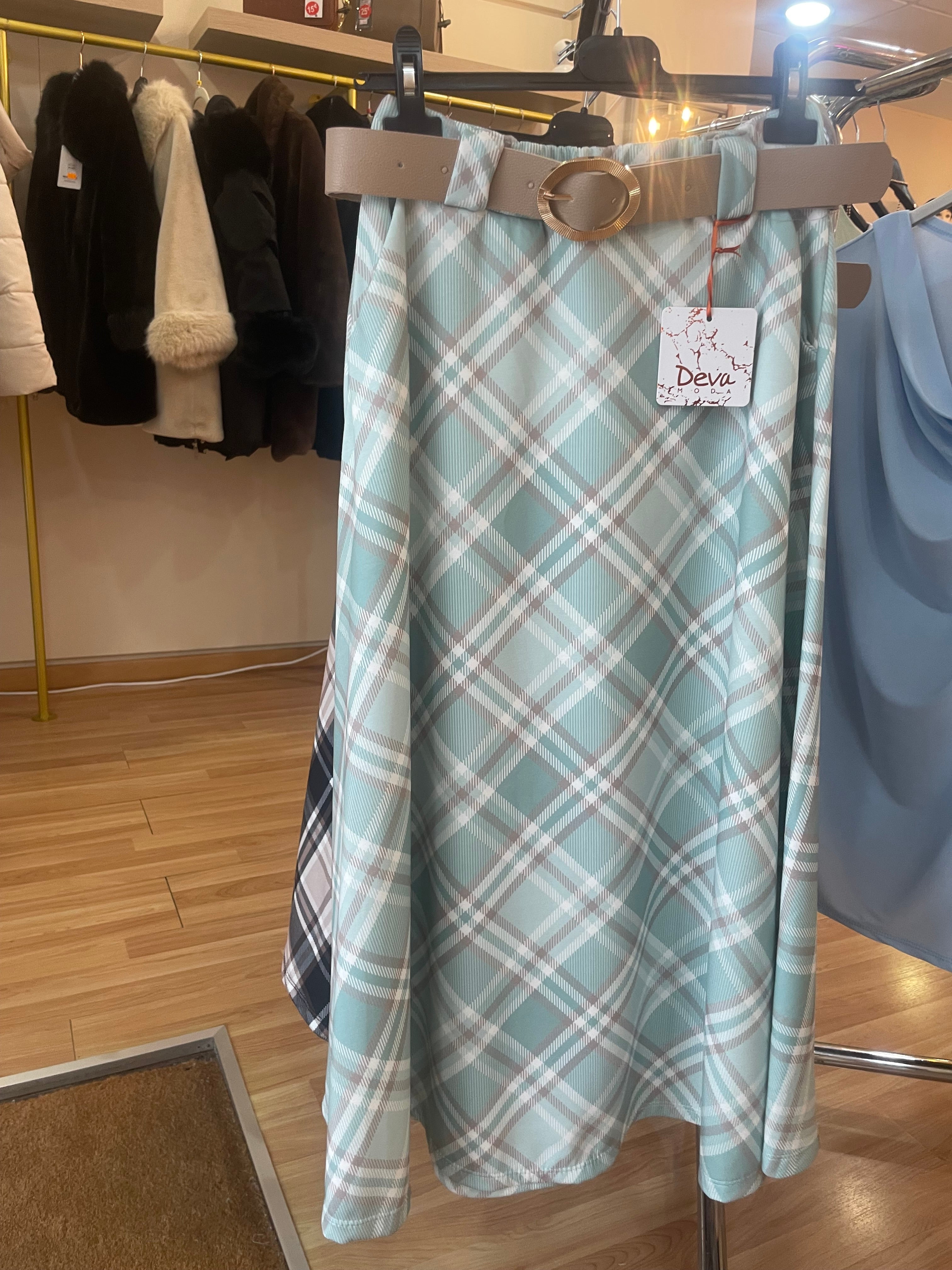 Falda elegante, cintura elastica,con cinturón.