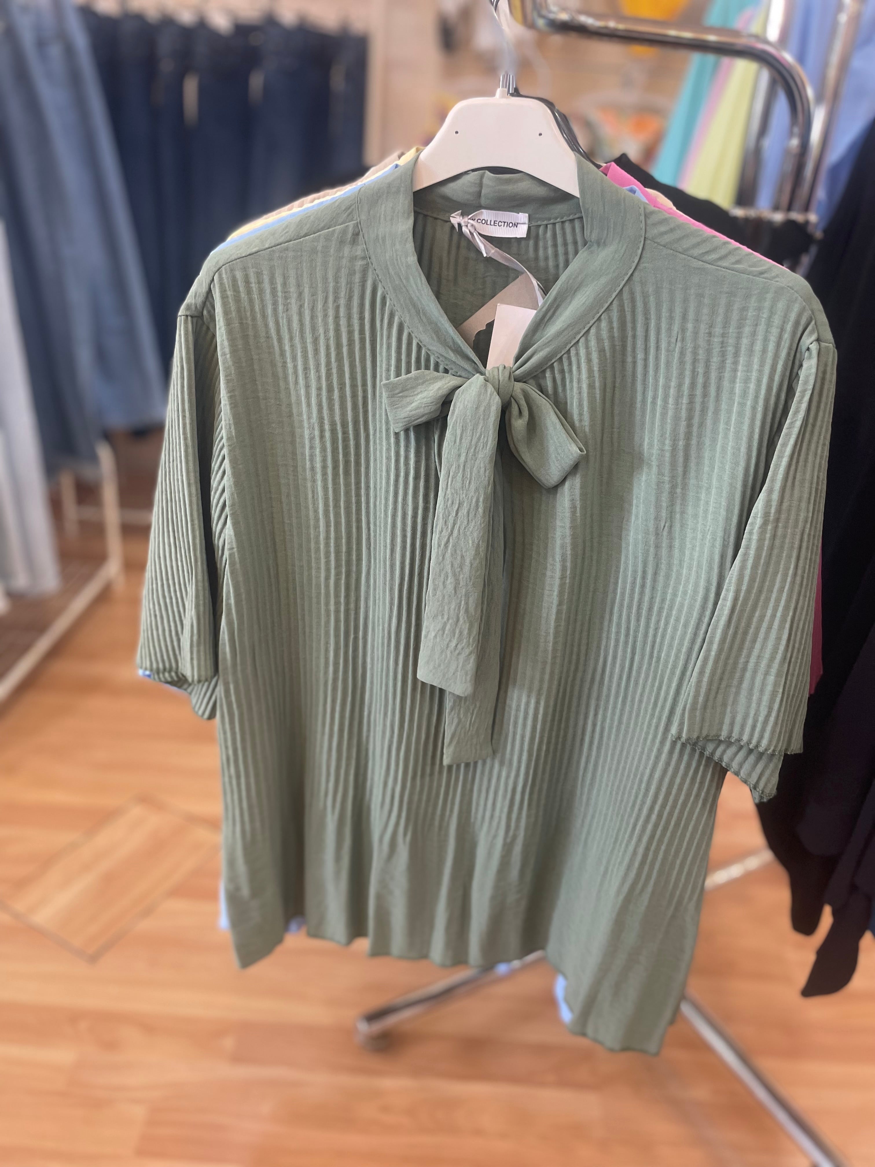 Blusa Ligera con Lazo en el Cuello Elegante y Sofisticada