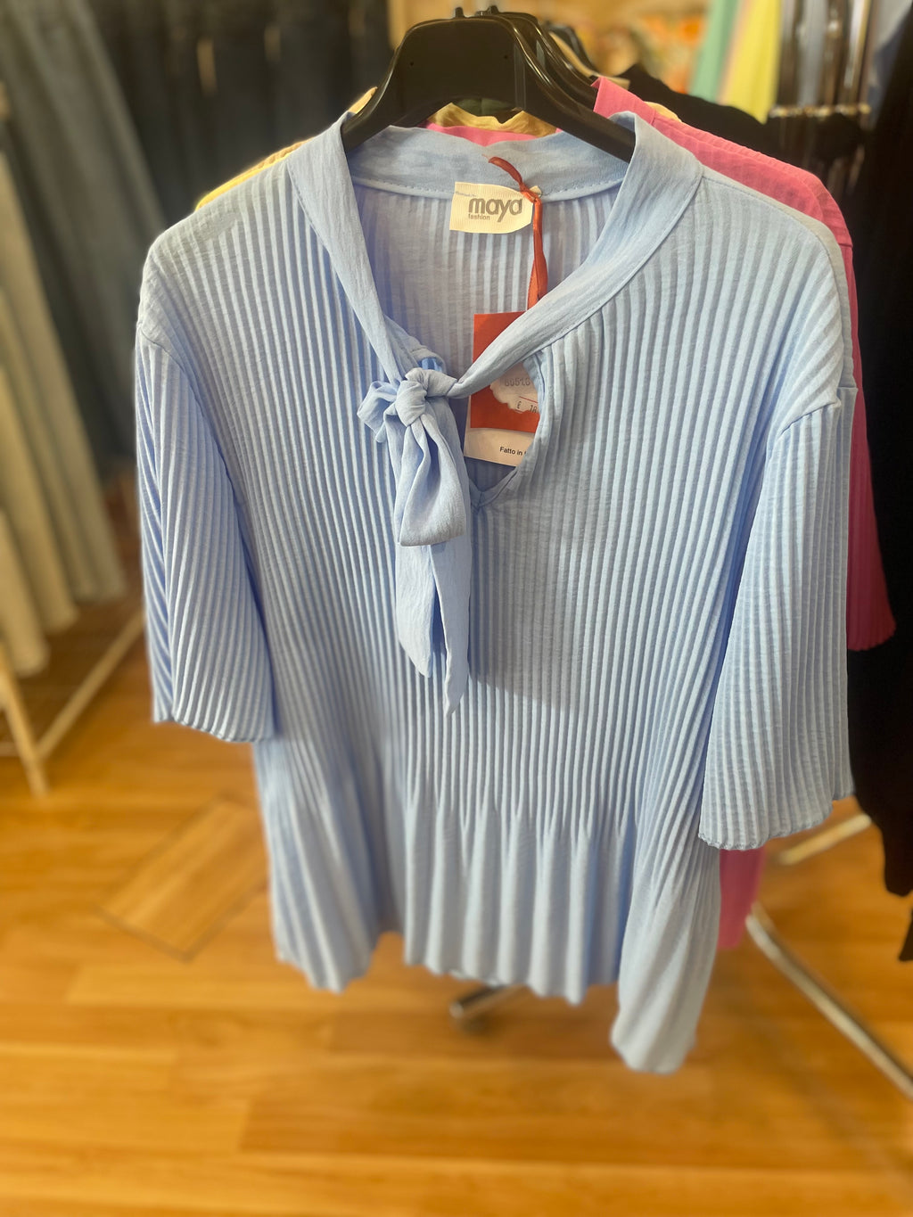 Blusa Ligera con Lazo en el Cuello Elegante y Sofisticada