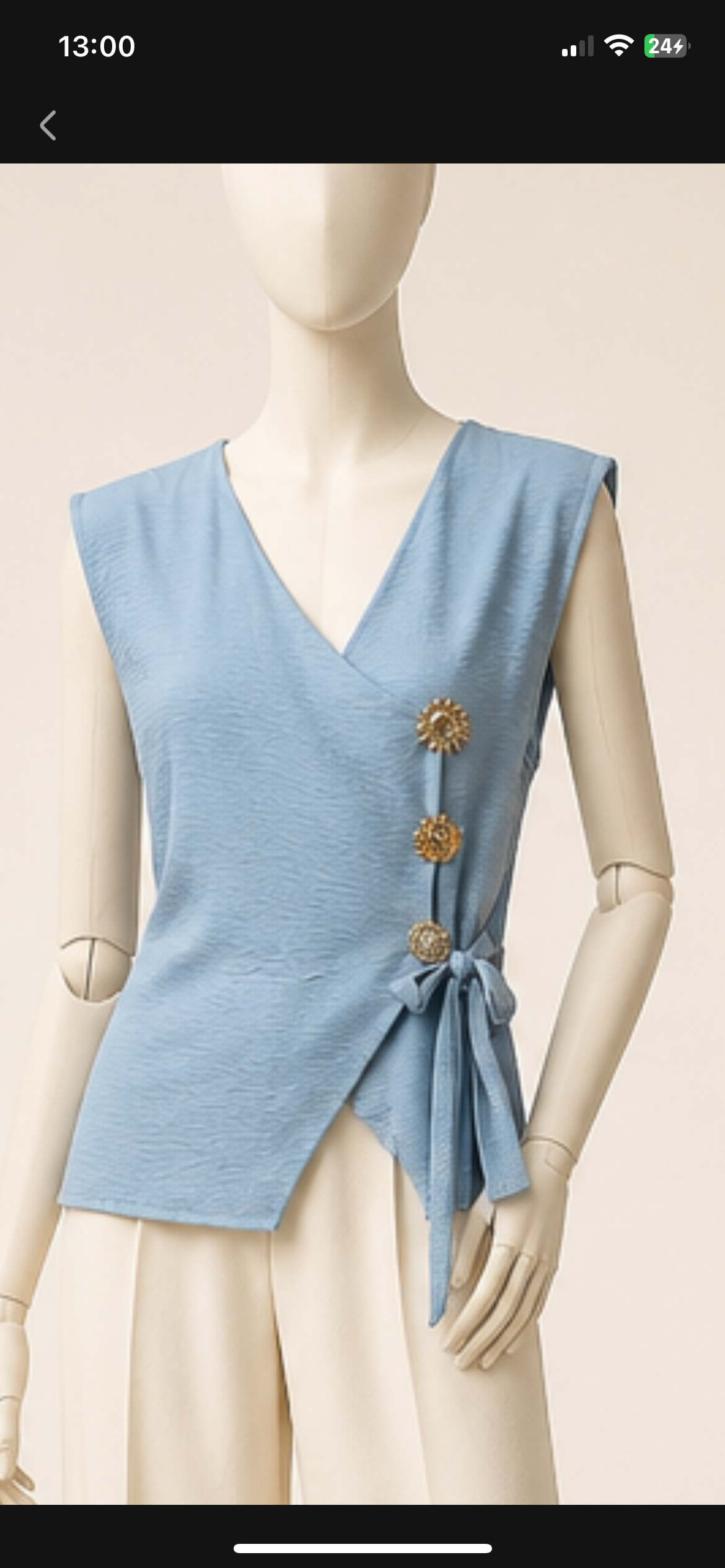 Blusa Cruzada con Broches Decorativos
