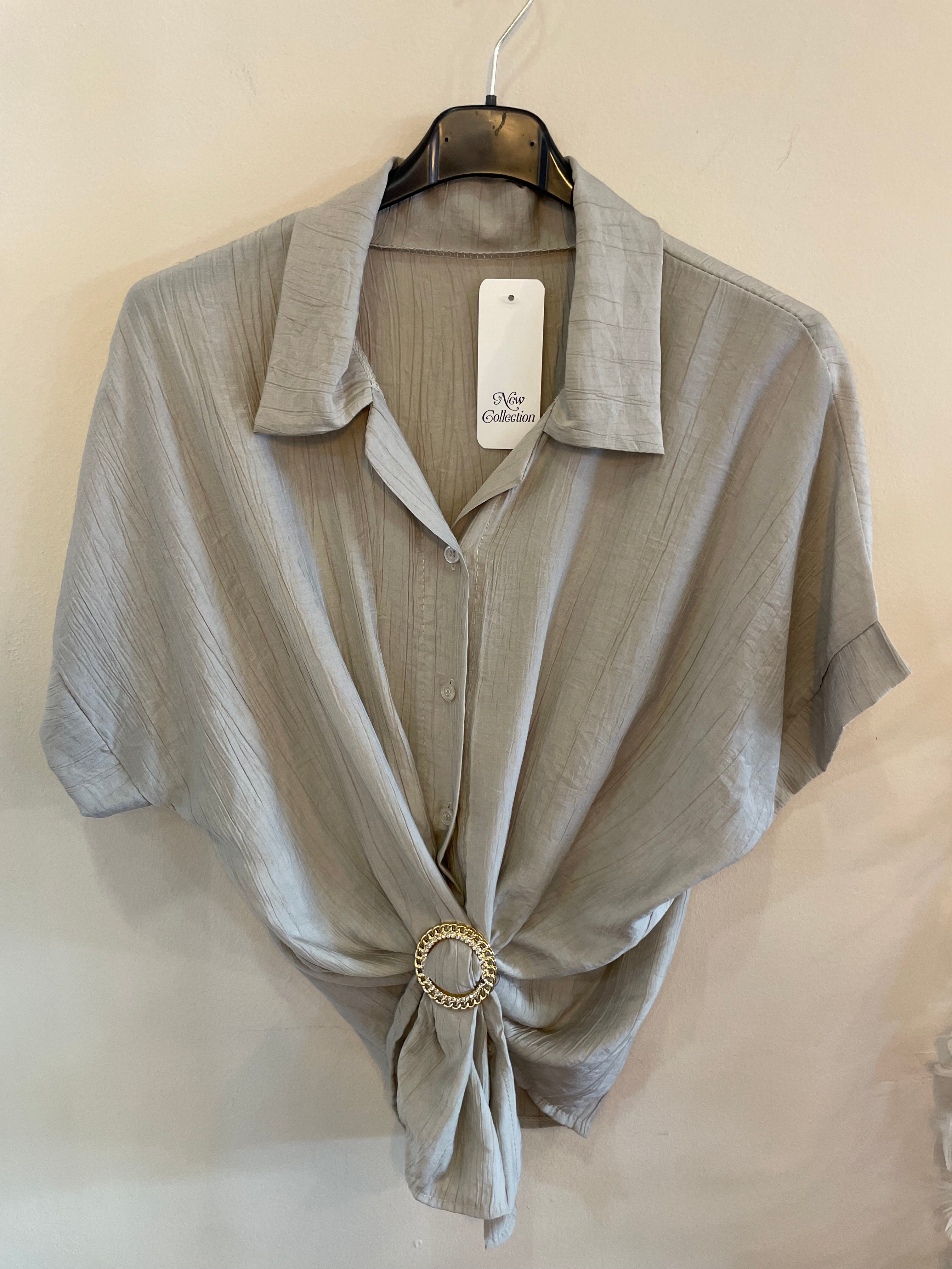 Blusa con Detalle de Hebilla Ajustable