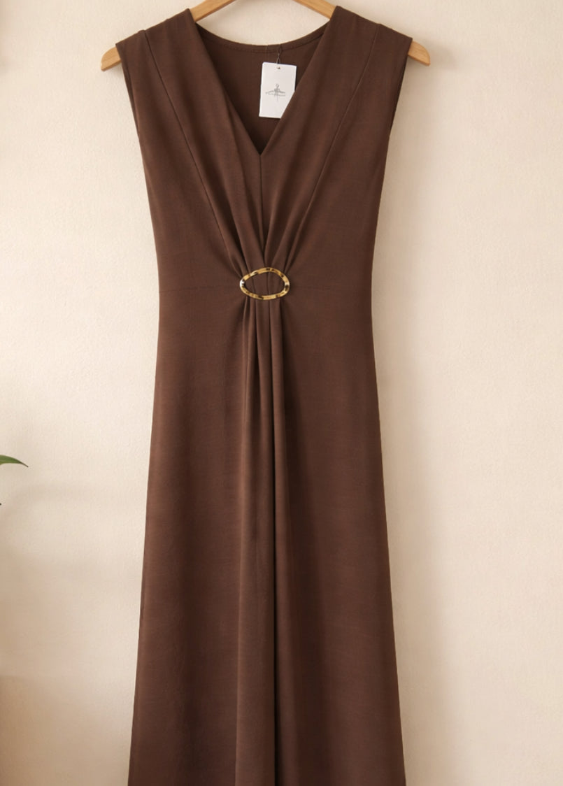 Vestido con detalle decorativo dorado