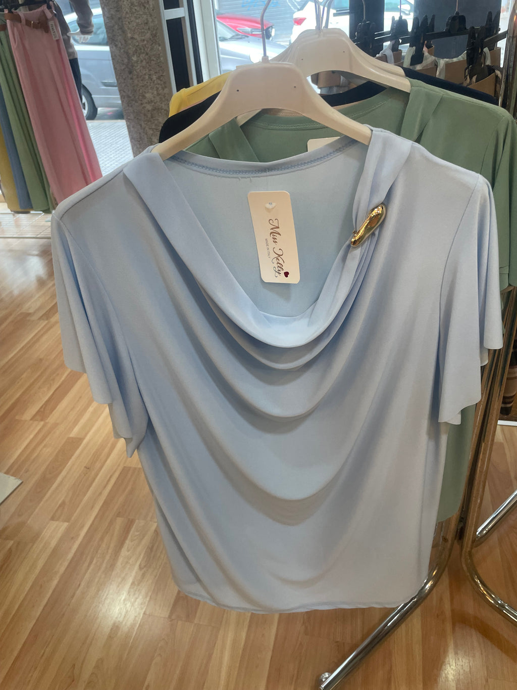 Camiseta elegante con brocha.